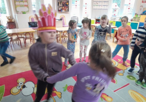 Dzieci tańczą z jubilatką