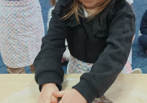 Dzieci wykrawają foremkami pierniczki