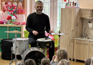 Dzieci poznają poszczególne elementy perkusji