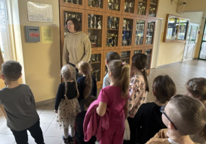 Dzieci zwiedzają szkołę