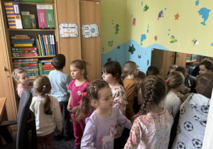 Dzieci oglądają gabinet logopedy