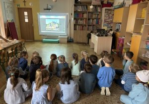 |Dzieci oglądają prezentację o Belgii