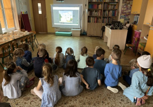 |Dzieci oglądają prezentację o Belgii