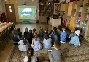 Dzieci oglądają film Smerfy