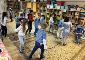 Dzieci uczestniczą w smerfowych zabawach muzyczzno-ruchowych