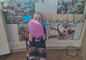 Dzieci wykonują dinozaury z balonów