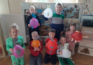 Dzieci wykonują dinozaury z balonów