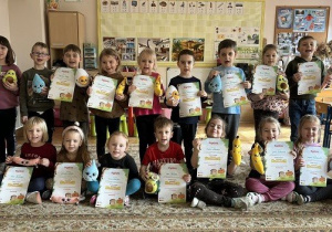 Dzieci z grupy Słoneczka z dyplomami i maskotkami. Laureaci Nagrody Głównej