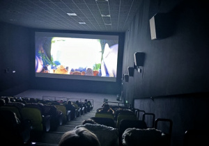 |Dzieci podczas seansu kinowego