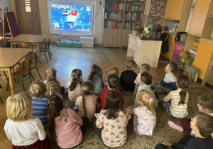 Dzieci ogladają prezentację o Holandii