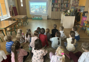 Dzieci ogladają prezentację o Holandii