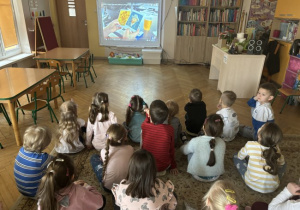 Dzieci ogladają film edukacyjny o Holandii