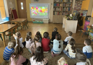 Dzieci ogladają film edukacyjny o Holandii