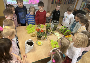Dzieci sadzącebulki kwiatw i sieją nasiona