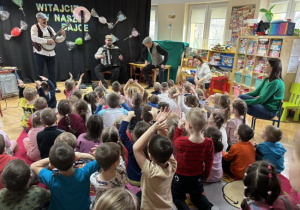 Dzieci uczestniczą w audycji muzycznej