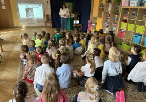 Wicedyrektor p. Izabela Gąćkowska opowiada dzieciom o Marii Kownackiej