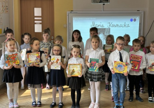 Dzieci z grupy Słoneczka prezentują program artystyczny