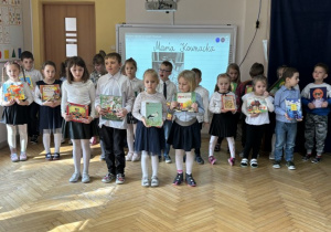 Dzieci z grupy Słoneczka prezentują program artystyczny