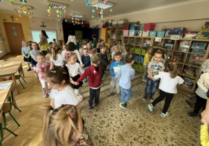 Dzieci uczestniczą we wspólnje zabawie taneczne