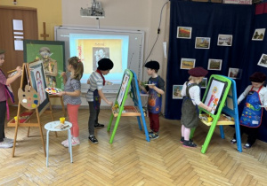 |Dzieci malują portret patronki