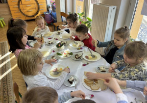 Uroczyste spotkanie dzieci przy wielkanocnym stole