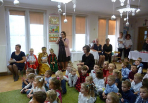 Dzieci, zaproszeni goście i personel przedszkola oglądają występy dzieci