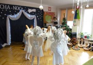 Dzieci z grupy Plastusie przedstawiają Jasełka - taniec aniołków
