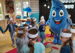 Dzieci tańczą z Kropelka wody