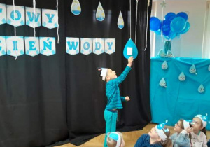 Dzieci uczestniczą w zabawach o wodzie