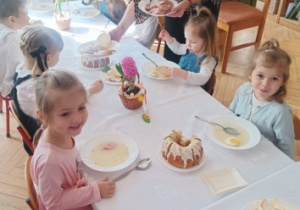 Dzieci podczas wielkanocnego śniadania