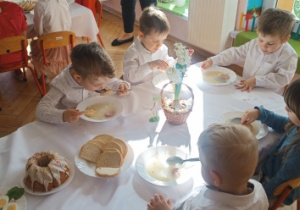 Dzieci podczas wielkanocnego śniadania