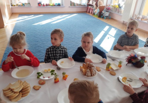Dzieci jedzą śniadanie wielkanocne