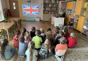 Dzieci uzyskują informację o Wielkiej Brytanii