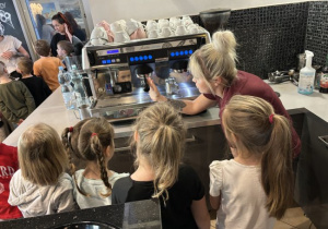 Dzieci uczestniczą w waarsztatach w kawiarni