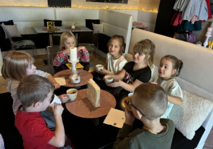 Dzieci uczestniczą w waarsztatach w kawiarni