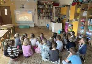 Dzieci ogladają film edukacyjny jak powstaje czekolada