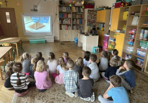 Dzieci ogladają film edukacyjny jak powstaje czekolada