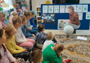 Dzieci uczestniczą w lekcji bibliotecznej