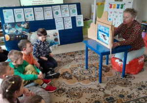 Dzieci uczestniczą w lekcji bibliotecznej