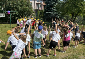 Dzieci uczestniczą w rozgrzewce