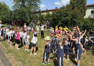 Dzieci uczestniczą w rozgrzewce