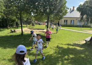 Dzieci z grupy Kajtusie uczestniczą w akcji Sprintem do maratonu