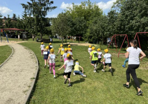 Dzieci z grupy Słoneczka uczestniczą w akcji Sprintem do maratonu