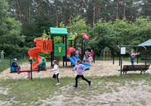 Dzieci podczas zabawy w plenerze