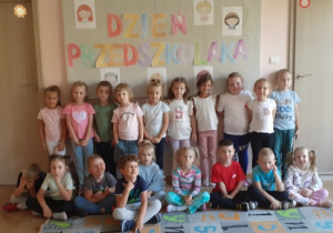 Dzieci przechodzą po „kamyczkach”