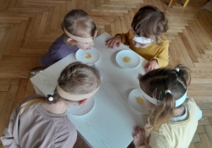 Dzieci uczestniczą w obchodach Książkowego Misia