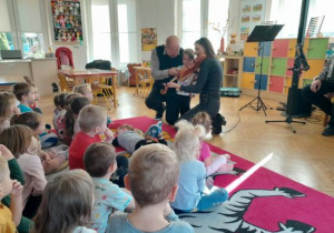 Dzieci uczestniczą w koncercie muzycznym.