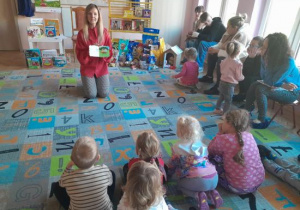 Pani bibliotekarka prezentuje książki.