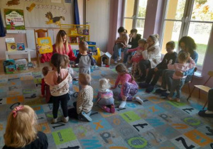 Pani bibliotekarka prezentuje książki.