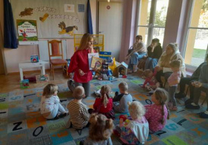 Pani bibliotekarka prezentuje książki.